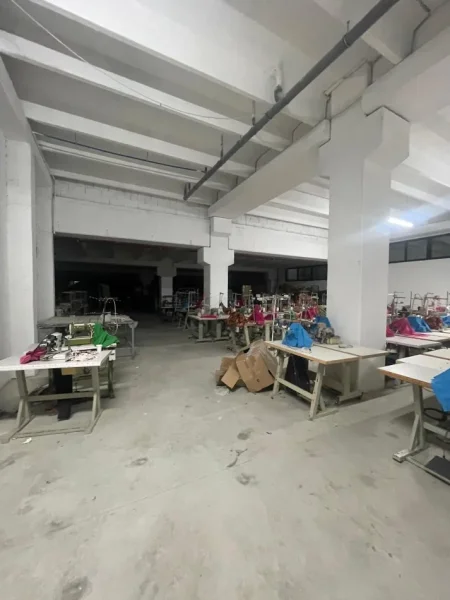 Tirane, jepet me qera magazine Kati 0, 2.000 m² 6.000 € (KAMEZ)