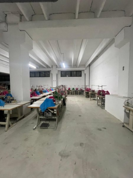 Tirane, jepet me qera magazine Kati 0, 2.000 m² 6.000 € (KAMEZ)
