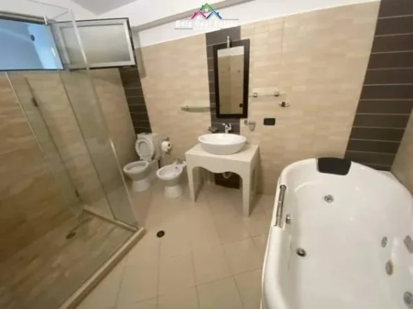 Tirane, jepet me qera shtepi 1+1 Kati 4, 100 m² 410 € (Kompleksi Grand)