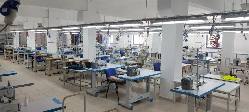 Tirane, jepet me qera ambjent biznesi Kati 1, 900 m² 3150 € (Kombinat)