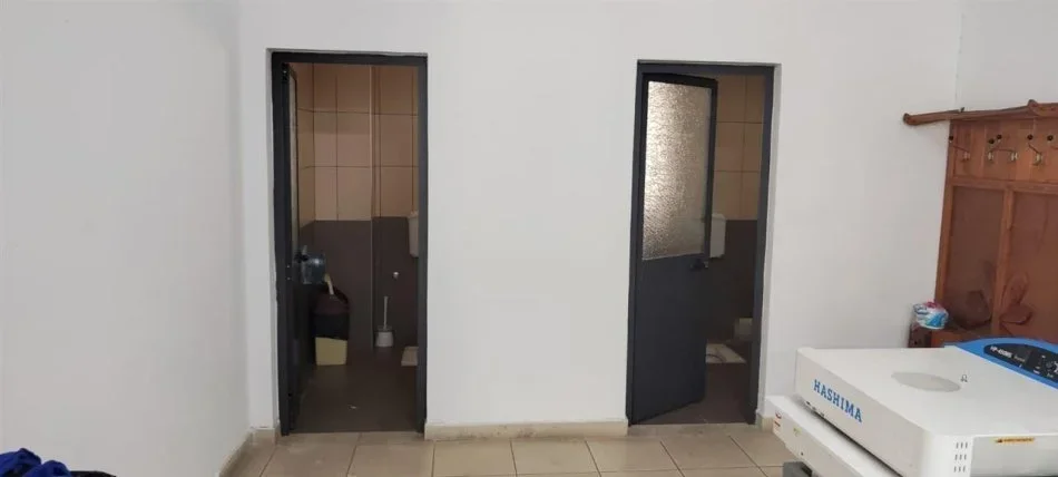 Tirane, jepet me qera ambjent biznesi Kati 1, 900 m² 3150 € (Kombinat)