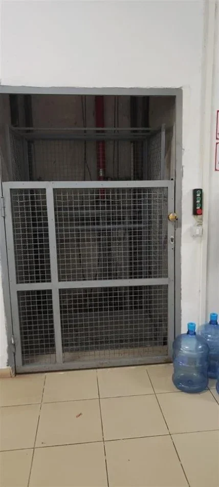 Tirane, jepet me qera ambjent biznesi Kati 1, 900 m² 3150 € (Kombinat)