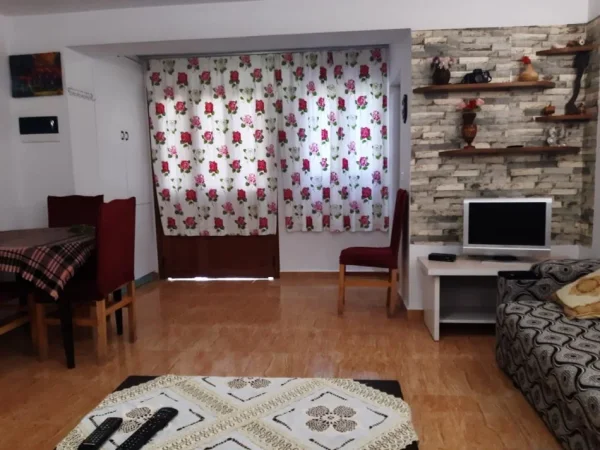 Tirane, jepet me qera garsonier 1+1 Kati 0, 40 m² 220 € (Ejup Kastrati)