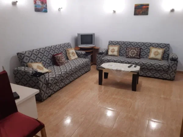 Tirane, jepet me qera garsonier 1+1 Kati 0, 40 m² 220 € (Ejup Kastrati)
