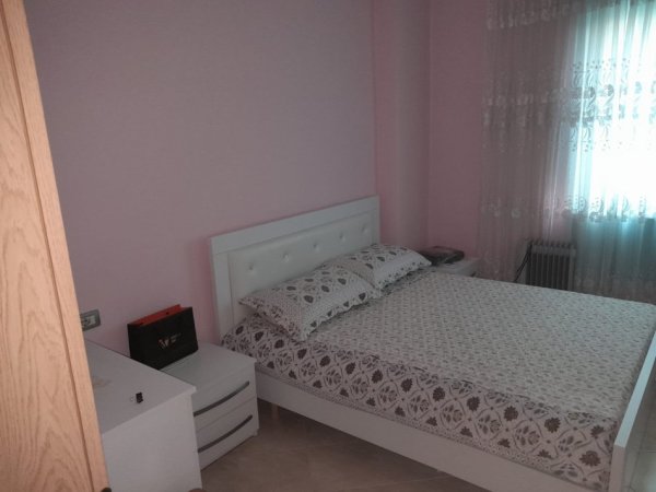 Tirane, jepet me qera apartament 1+1 Kati 2, 320 m² 320 € (Fresk)