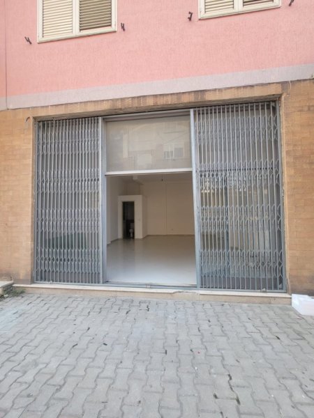 !DHENE!Durres, shitet dyqan Kati 0, 45 m² 80.000 € (Vendodhja: Prane Kryqezimit te Stadiumit Durres)