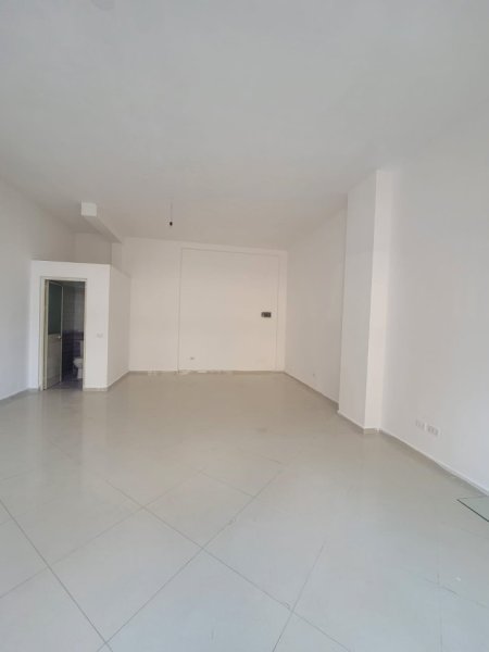 !DHENE!Durres, shitet dyqan Kati 0, 45 m² 80.000 € (Vendodhja: Prane Kryqezimit te Stadiumit Durres)