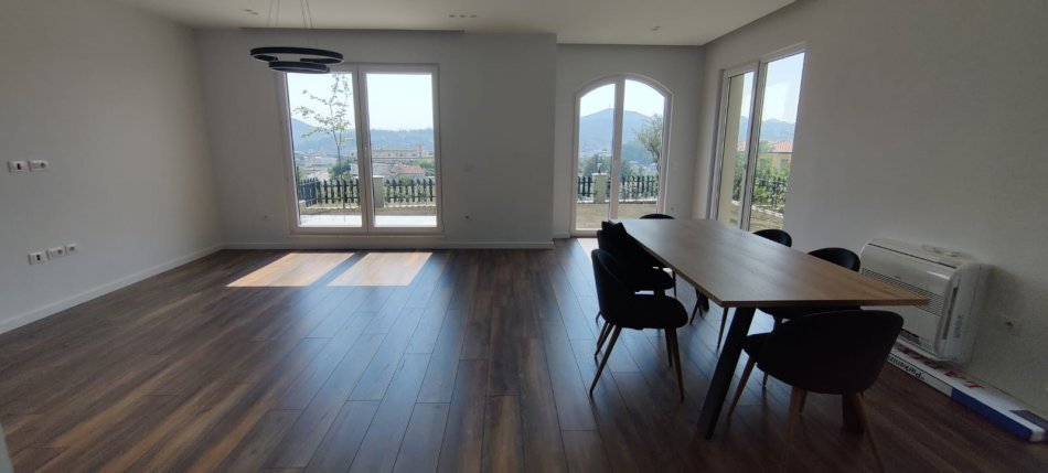 Tirane, jepet me qera Vile 3+1+Aneks+Ballkon Kati 0, 168 m² 2.500 € (TEG)