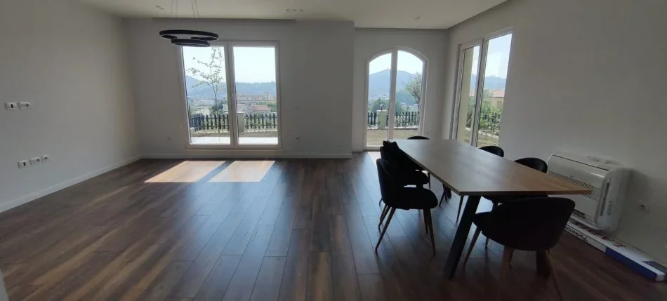 Tirane, jepet me qera Vile 3+1+Aneks+Ballkon Kati 0, 168 m² 2.500 € (TEG)