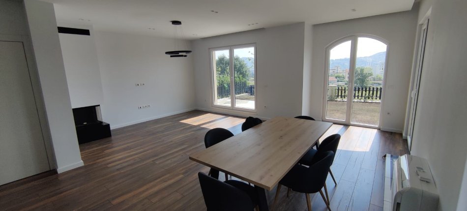 Tirane, jepet me qera Vile 3+1+Aneks+Ballkon Kati 0, 168 m² 2.500 € (TEG)