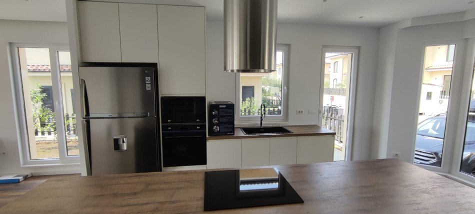 Tirane, jepet me qera Vile 3+1+Aneks+Ballkon Kati 0, 168 m² 2.500 € (TEG)