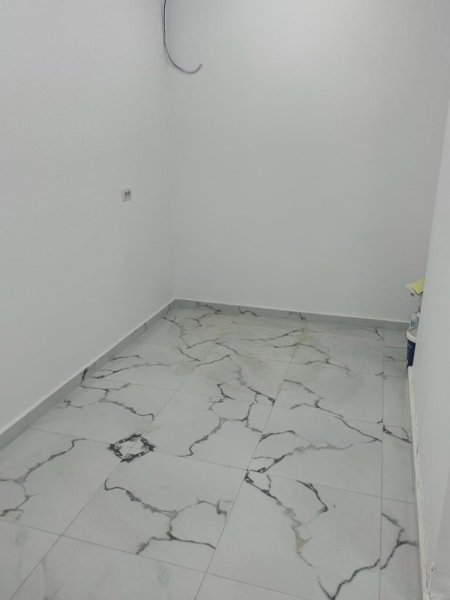 Lushnje, shitet ambjent biznesi Kati 0, 48 m² 65.000 € (Lushnje)