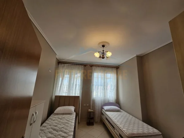 Shqiperi, jepet me qera apartament 2+1+Ballkon Kati 8, 90 m² 500 € (Kompleksi Grand)