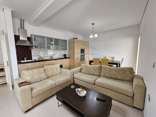 Tirane, jepet me qera apartament 2+1+Ballkon Kati 8, 110 m² 600 € (Kompleksi Grand)