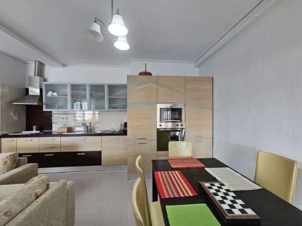 Tirane, jepet me qera apartament 2+1+Ballkon Kati 8, 110 m² 600 € (Kompleksi Grand)