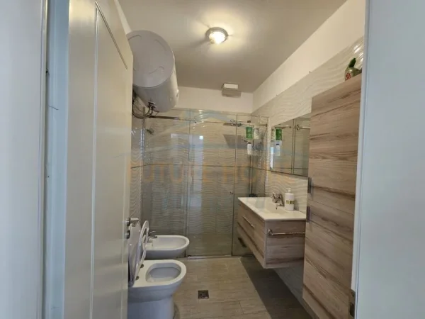 Tirane, jepet me qera apartament 2+1+Ballkon Kati 8, 110 m² 600 € (Kompleksi Grand)