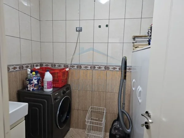 Tirane, jepet me qera apartament 2+1+Ballkon Kati 8, 110 m² 600 € (Kompleksi Grand)