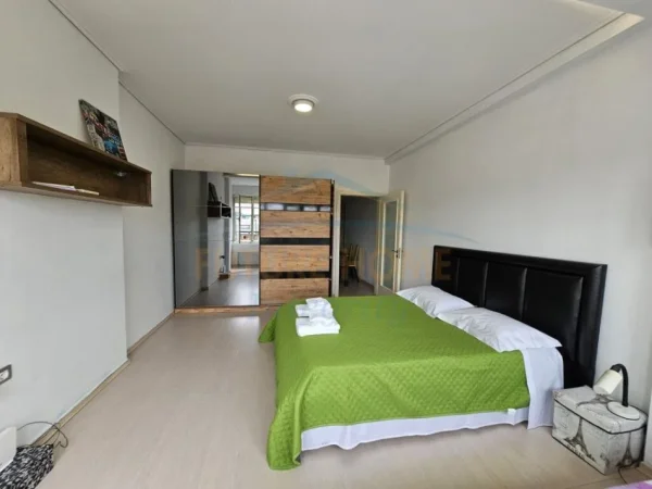 Tirane, jepet me qera apartament 2+1+Ballkon Kati 8, 110 m² 600 € (Kompleksi Grand)