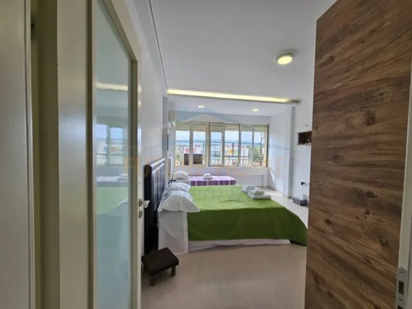 Tirane, jepet me qera apartament 2+1+Ballkon Kati 8, 110 m² 600 € (Kompleksi Grand)