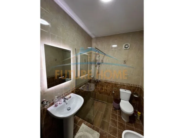 Tirane, jap me qera apartament 2+1+Ballkon Kati 7, 85 m² 650 € (Komuna e Parisit)
