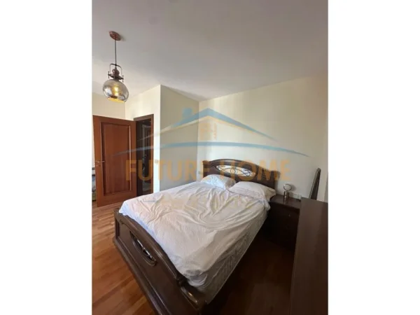 Tirane, jepet me qera apartament 2+1+Ballkon Kati 9, 118 m² 1.250 € (Blloku)