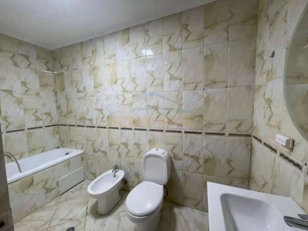 Tirane, jepet me qera apartament 2+1+Ballkon Kati 3, 110 m² 800 € (Rruga e Kavajes)