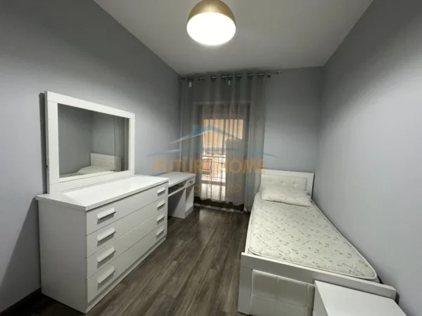 Tirane, jepet me qera apartament 3+1+Ballkon Kati 7, 123 m² 1.000 € (Delijorgji)