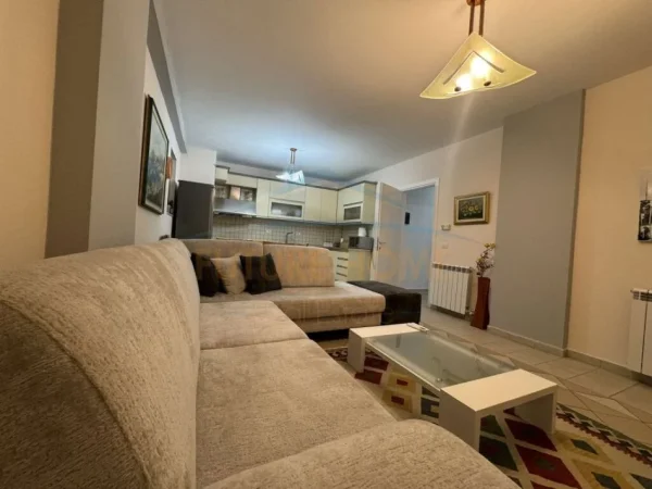 Tirane, jepet me qera apartament 2+1+Ballkon Kati 3, 112 m² 700 € (21 Dhjetori)