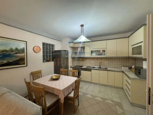 Tirane, jepet me qera apartament 2+1+Ballkon Kati 3, 112 m² 700 € (21 Dhjetori)