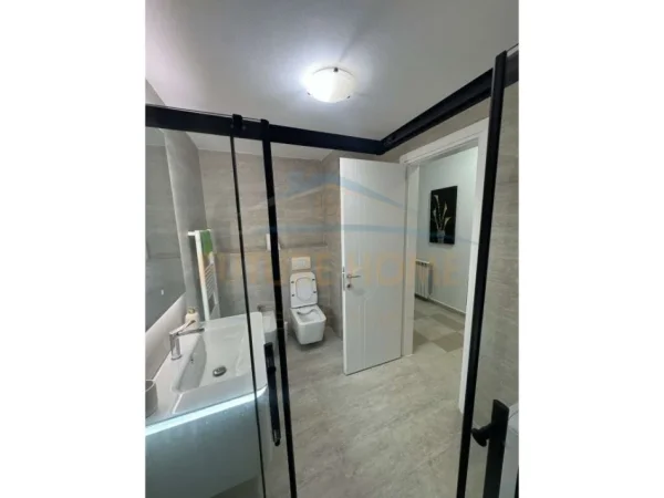 Tirane, jepet me qera apartament 2+1+Ballkon Kati 3, 112 m² 700 € (21 Dhjetori)