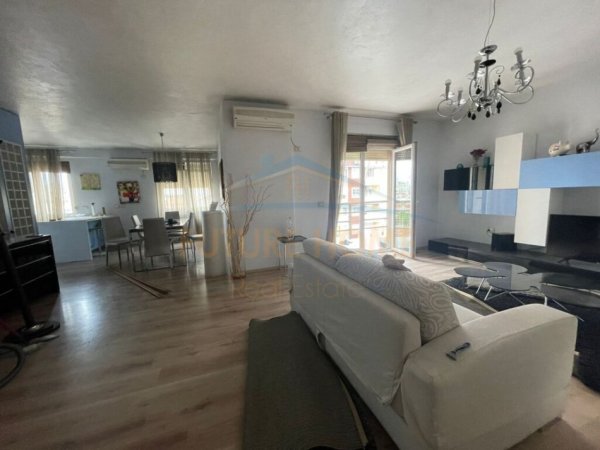 Tirane, jepet me qera apartament 2+1+Ballkon Kati 3, 150 m² 800 € (Rruga e Barrikadave)