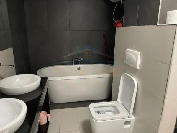 Tirane, jepet me qera apartament 2+1+Ballkon Kati 3, 150 m² 800 € (Rruga e Barrikadave)