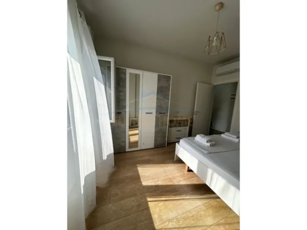 Tirane, jepet me qera apartament 2+1+post parkingu , (Rruga e Kosovareve)