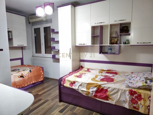 Tirane, jap me qera apartament 3+1+2 + 2 POSTE PARKIMI , 125 m² 950 € (Ish Stacioni i Trenit)