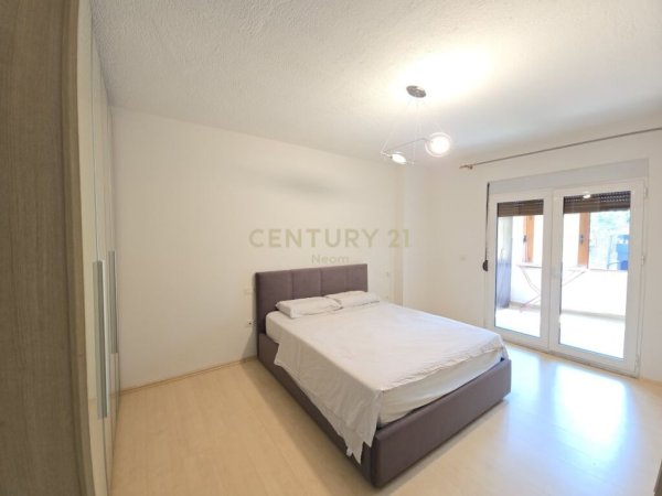 Tirane, jap me qera apartament 3+1+2 + 2 POSTE PARKIMI , 125 m² 950 € (Ish Stacioni i Trenit)