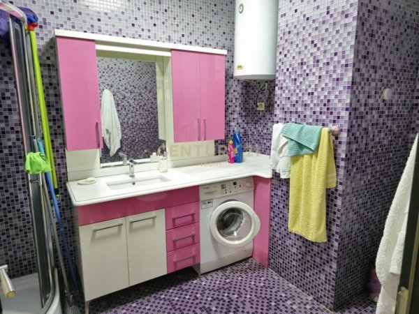 Tirane, jap me qera apartament 3+1+2 + 2 POSTE PARKIMI , 125 m² 950 € (Ish Stacioni i Trenit)
