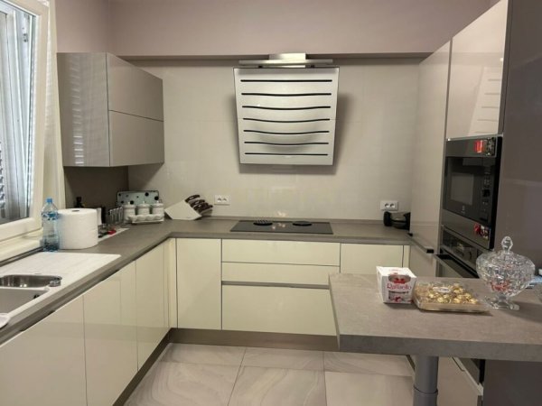 Tirane, jap me qera apartament 3+1+3+ Post Parkimi.+Ballkon , 177 m² 2.000 € (Kodra e Diellit)