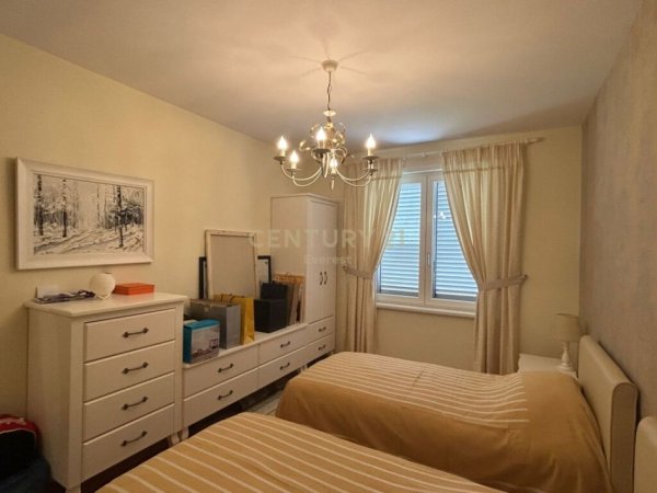 Tirane, jap me qera apartament 3+1+3+ Post Parkimi.+Ballkon , 177 m² 2.000 € (Kodra e Diellit)