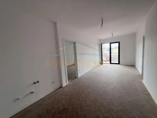 Tirane, jepet me qera apartament 2+1+Aneks+Ballkon Kati 3, 110 m² 1.300 € (Rruga e Kavajes)