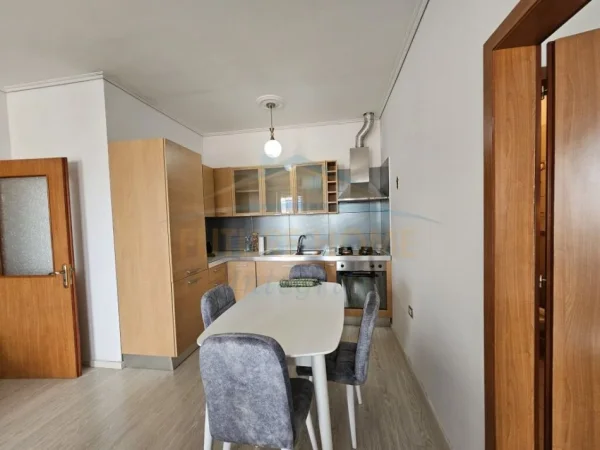 Tirane, jepet me qera apartament 2+1+Ballkon Kati 8, 90 m² 500 € (Yzberisht)
