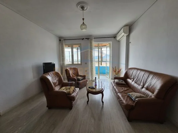 Tirane, jepet me qera apartament 2+1+Ballkon Kati 8, 90 m² 500 € (Yzberisht)