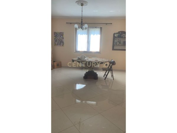 Tirane, jap me qera apartament 3+1+2+POST PARKIMI+Ballkon , 147 m² 1.000 € (Liqeni i Thatë)