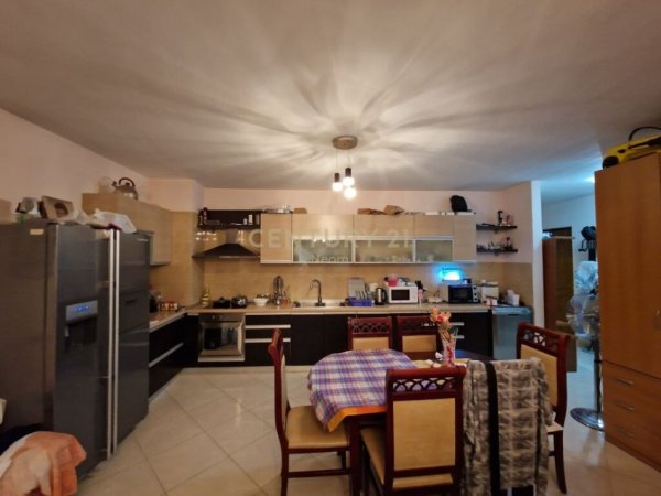 Tirane, shitet apartament 2+1 Kati 3, 108 m² 195.000 € (liqeni i thate)