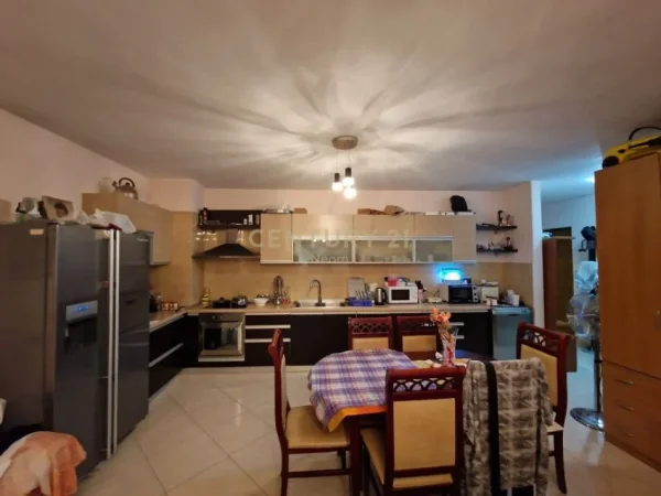 Tirane, shitet apartament 2+1 Kati 3, 108 m² 195.000 € (liqeni i thate)