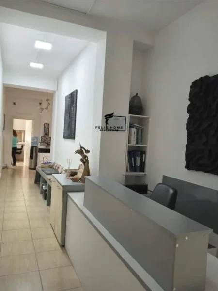 Tirane, jepet me qera zyre Kati 1, 140 m² 1.500 € (BLLOKU)