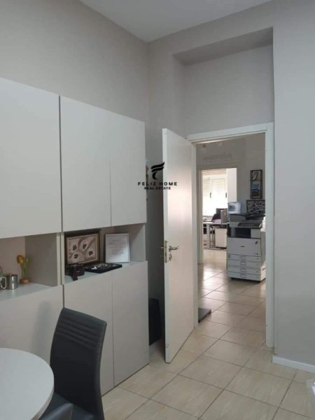 Tirane, jepet me qera zyre Kati 1, 140 m² 1.500 € (BLLOKU)
