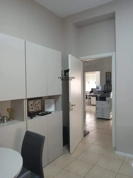 Tirane, jepet me qera zyre Kati 1, 140 m² 1.500 € (BLLOKU)