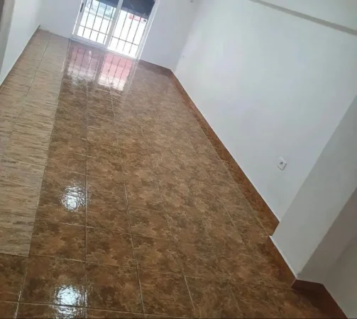 Tirane, Ambient tregtar Kati 0, 40 m² 300 € (Kombinat)