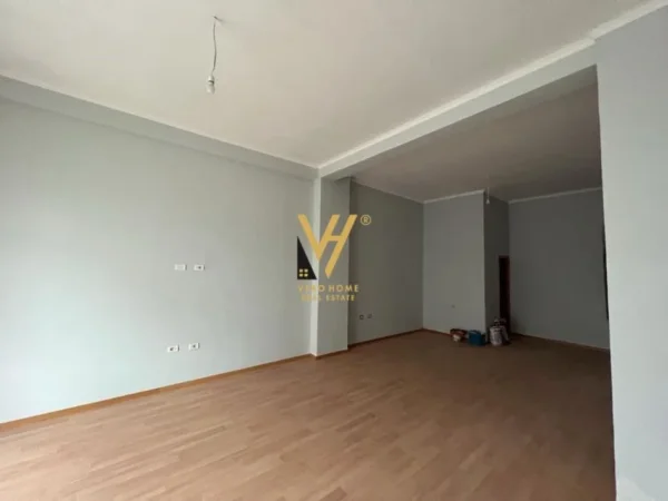 Tirane, jepet me qera dyqan Kati 0, 68  m² edhe 31 m2 garazhd 500 € (LIQENI I THATE)