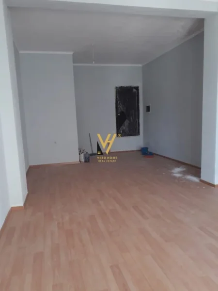 Tirane, jepet me qera dyqan Kati 0, 68  m² edhe 31 m2 garazhd 500 € (LIQENI I THATE)